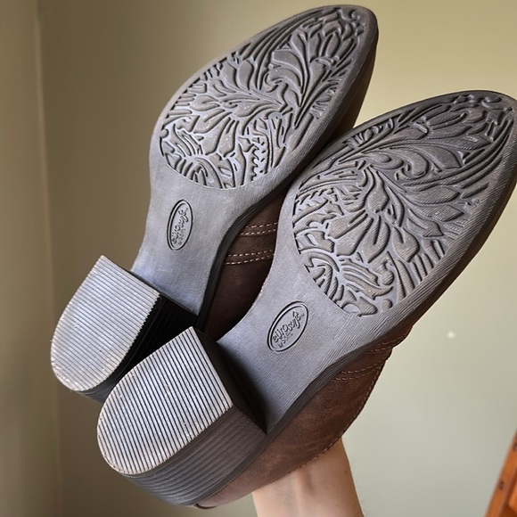 EuroSoft Abeline Ankle Boot Vegan Leather Stitching Details Comfort Slip On - Picture 3 of 17